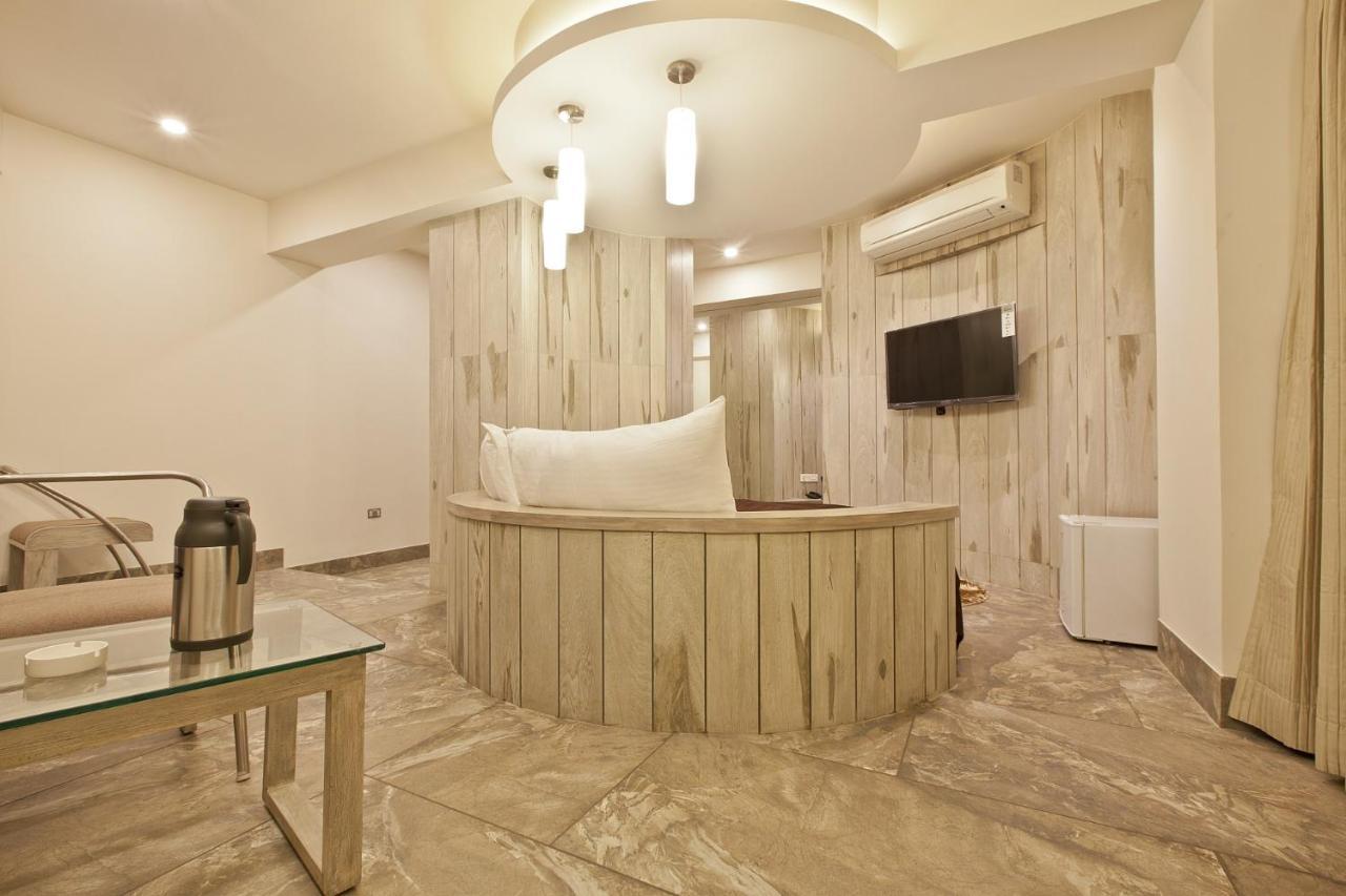 Scenaria Hotel アーメダバード エクステリア 写真